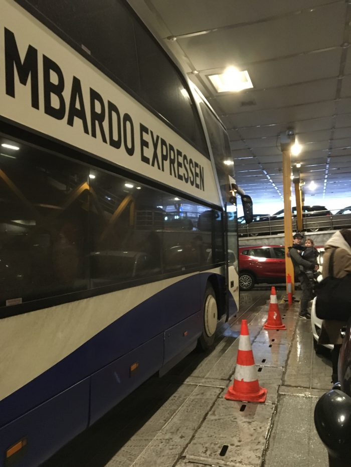 Kombardo Expressenのバス