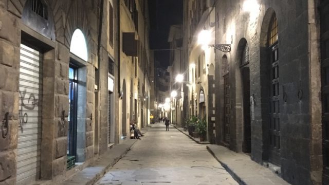 フィレンツェの夜の路地