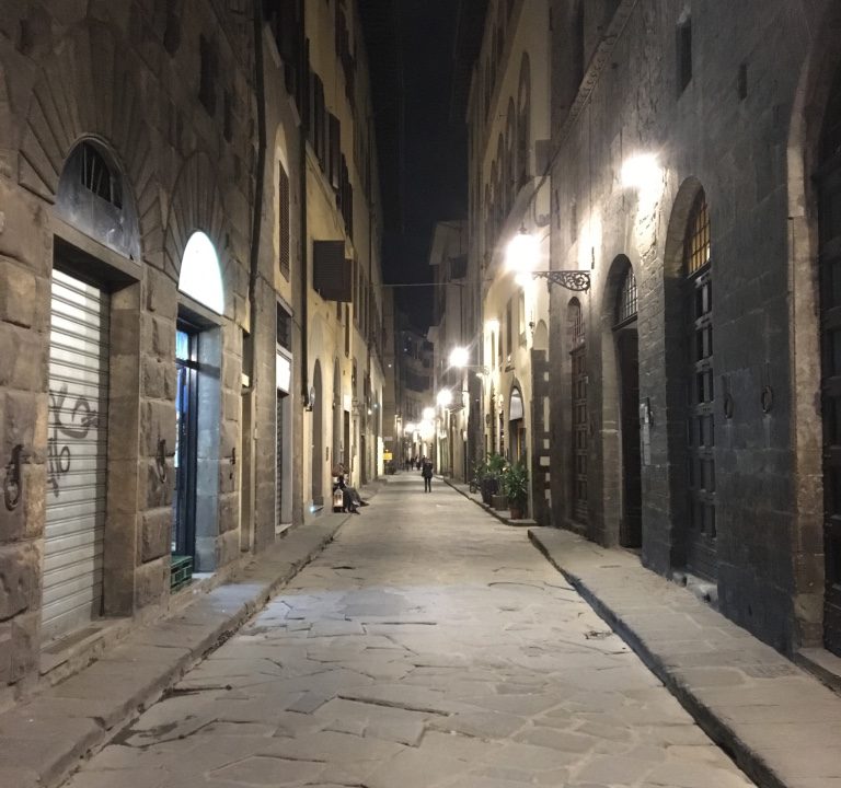 フィレンツェの夜の路地