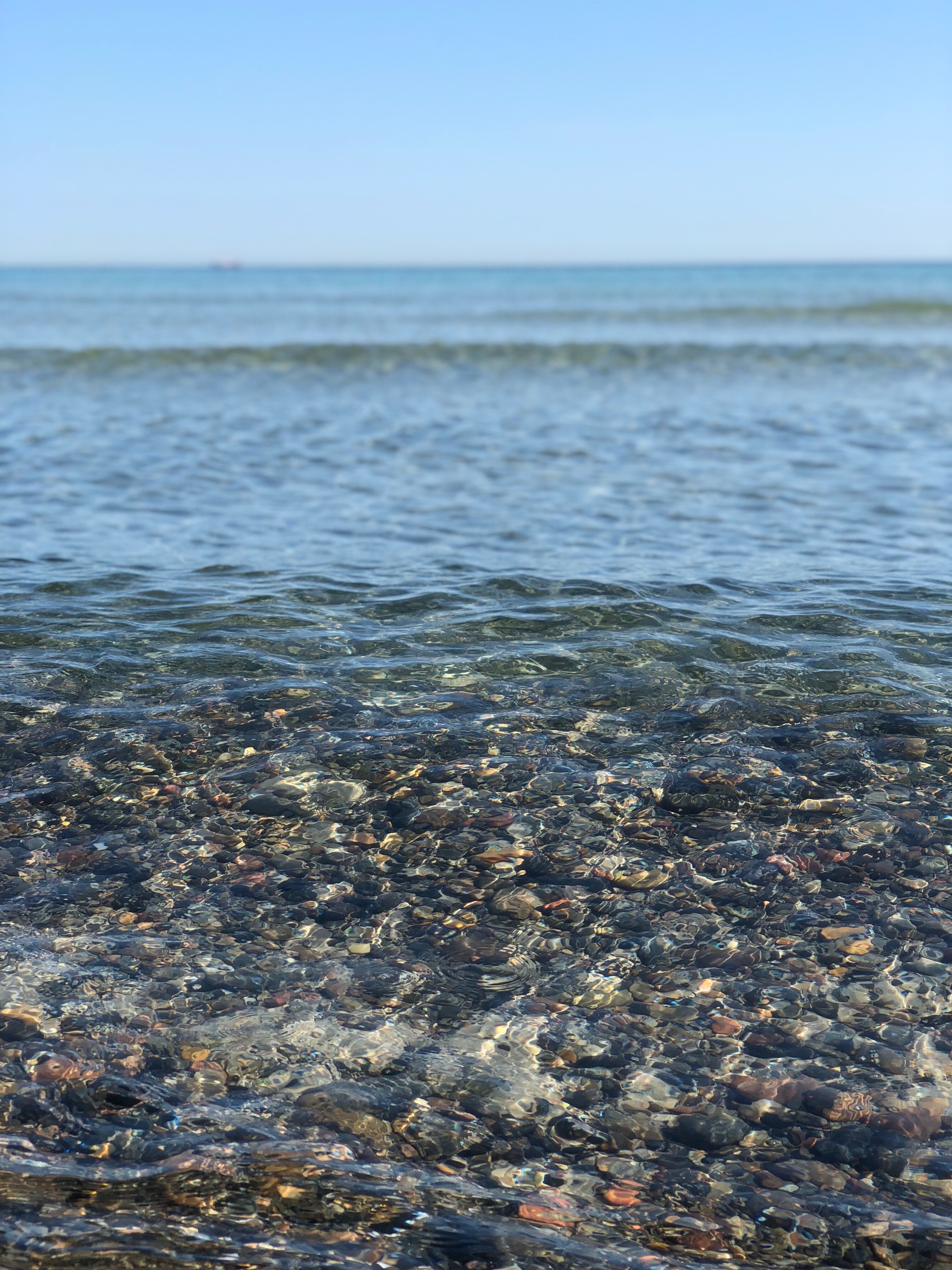 スケーエンの綺麗な海では、石がクリアに見える