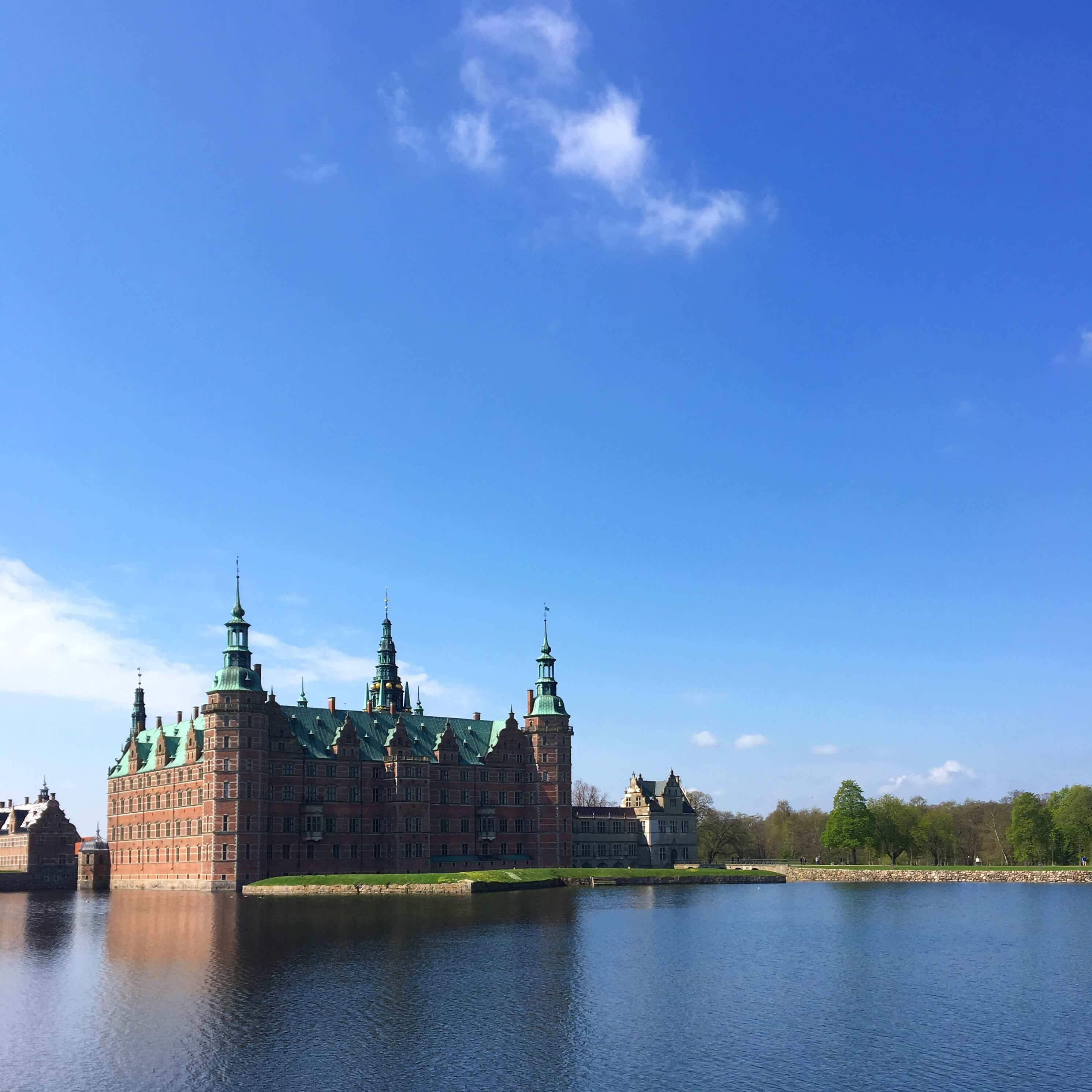 フレデリクスボー城】湖に囲まれたデンマークで一番美しいお城 | ELUTAS
