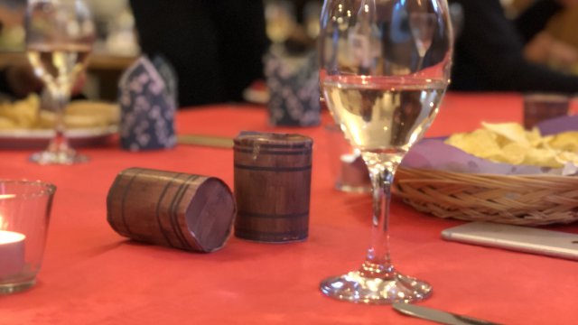 テーブルに転がるワイン樽