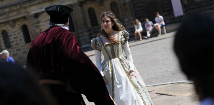 クロンボー城の中庭でハムレットの劇