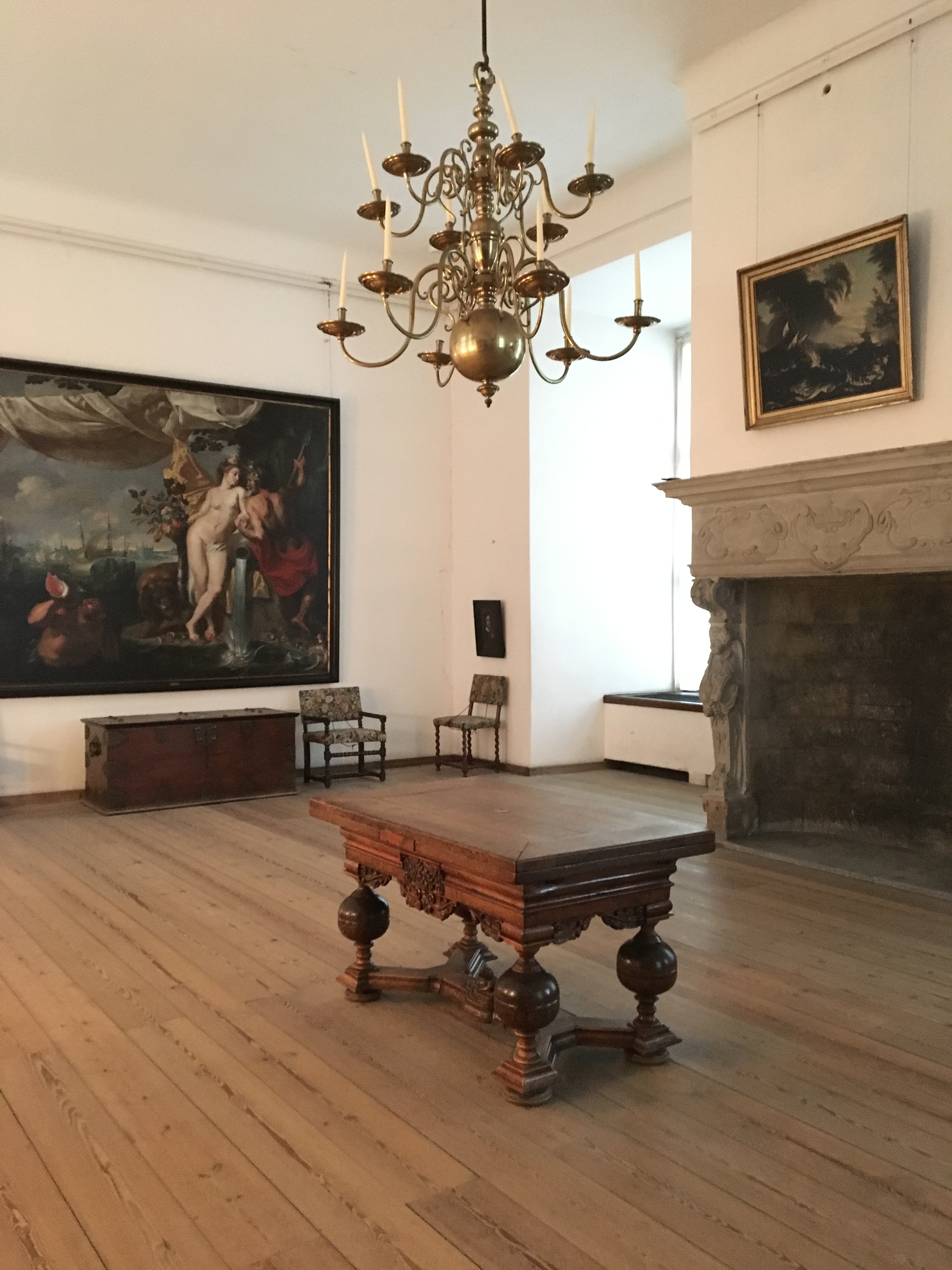 お城の中に家具やアートの展示 Elutas