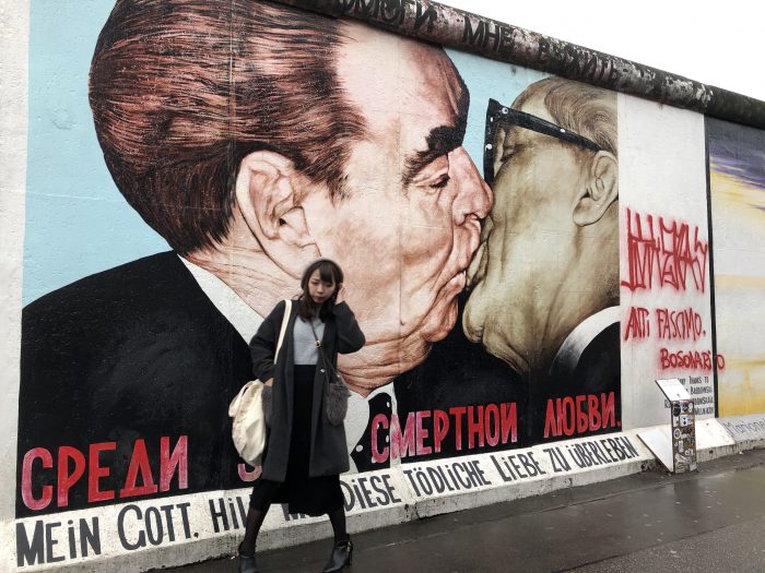 ベルリンの壁の有名なところ。写っている方は全くの他人です。