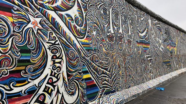 ベルリンの壁にアートが描かれるイーストサイドギャラリー