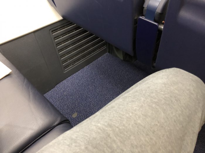 ライアンエアーの座席スペース。そんなに狭くないよ？