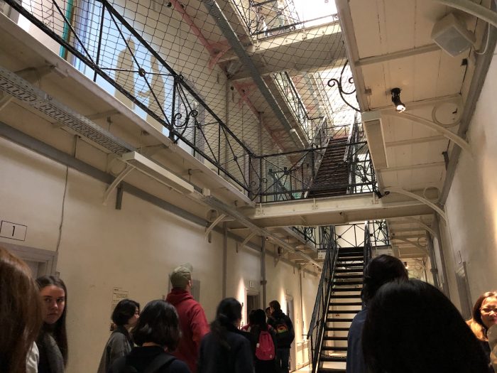 刑務所の中。壁や床に投影された映像が面白い。
